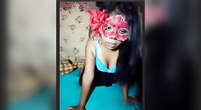Sensuele stripper babe in shorts geeft haar minnaar een live Pijpbeurt op de lucht 4 min 00 sec