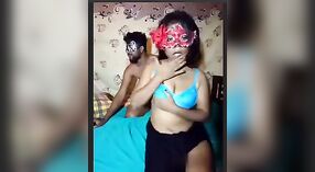 Sensual stripper en pantalones cortos le da a su amante una mamada en vivo al aire 4 mín. 40 sec