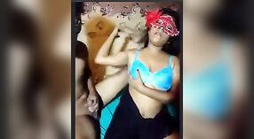 شارٹس میں جنسی stripper بیب اس کے پریمی کو ہوا پر ایک زندہ دھچکا کام دیتا ہے 5 کم از کم 20 سیکنڈ