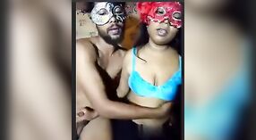 Sensual stripper en pantalones cortos le da a su amante una mamada en vivo al aire 1 mín. 00 sec