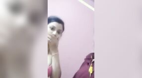 Bhabhi nua mostrar com seu marido fica fora na câmara 8 minuto 40 SEC