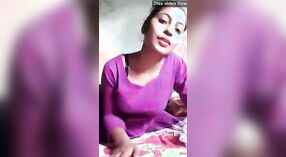 Desi Girl在这个热气腾腾的视频中用mo吟自慰 0 敏 0 sec