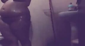 Bibi Desi Menjadi Nakal di Bak mandi 6 min 20 sec