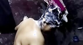Encuentro desnudo de Andhra Bhabhi en la Ducha 3 mín. 40 sec
