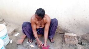 夫はデジ村でbhabhi strippingを撮影します 0 分 0 秒