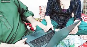 الهندي شقراء مع كبير الثدي يتمتع الحليب على الكمبيوتر المحمول 1 دقيقة 20 ثانية