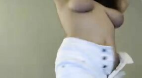 Desi Babe mit Großen Brüsten vor der Webcam zu Ihrem Vergnügen 10 min 20 s