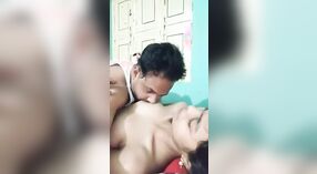 Seducente bruna bhabi seduce il suo insegnante per alcune lezioni calde 2 min 40 sec