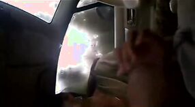 En el coche, una chica disfruta haciendo una mamada a una gran polla 0 mín. 0 sec