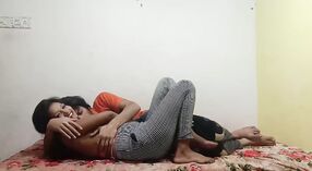 Bocah wadon kuliah Desi nggodha dalan menyang atimu 3 min 20 sec