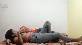 Desi college girl menggoda jalannya ke dalam hatimu 3 min 40 sec