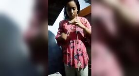 Schattig Desi tiener shows af haar groot borsten en poesje 1 min 40 sec