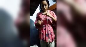 Remaja Desi yang lucu memamerkan payudara besar dan vaginanya 1 min 40 sec