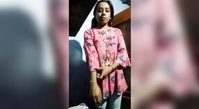 Schattig Desi tiener shows af haar groot borsten en poesje 4 min 20 sec