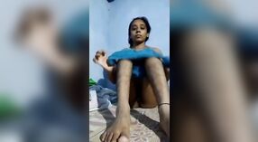 Remaja Desi yang lucu memamerkan payudara besar dan vaginanya 5 min 40 sec