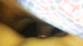 পাঞ্জাবি মেয়ে নবদীপ ডিলন তার গুদ একটি স্ট্রবেরি কনডমে ধাক্কা দেয় 1 মিন 30 সেকেন্ড