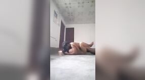 Gadis Bangladesh yang mengerang ditiduri oleh kekasihnya yang membantunya mengerang 2 min 00 sec