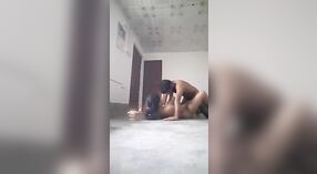 Jęki Bangladeszu dziewczyna pieprzy się z kochankiem, który pomaga jej jęczeć 0 / min 0 sec