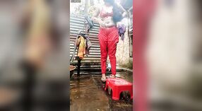Девушка из Акхи в красном платье бреет свое влагалище и подмышки, прежде чем сделать влажный минет 1 минута 20 сек