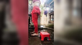 Akhi ragazza in abito rosso rade la sua vagina e ascelle prima di dare un pompino bagnato 4 min 20 sec