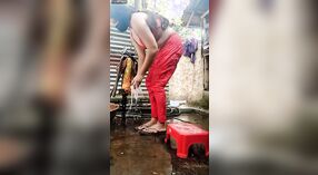 Akhi meisje in rode jurk scheert haar vagina en oksels voor het geven van een natte pijpbeurt 0 min 0 sec