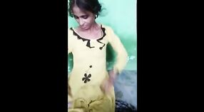 Video telanjang telanjang dari seorang gadis Bangla di sebelah 0 min 0 sec