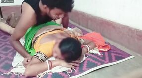 Изменяющая индийская домохозяйка дарит своему парню чувственный минет 69, прежде чем они займутся страстным сексом 5 минута 00 сек