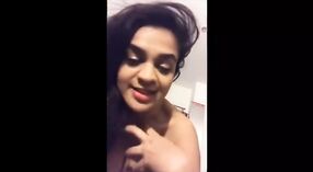 Une vilaine fille aux gros seins parle sale à son petit ami 1 minute 00 sec