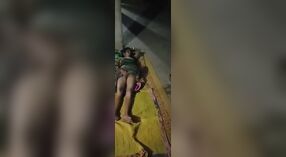 Bhabhi diwasa saka desa dadi ngantuk ing panas 0 min 0 sec