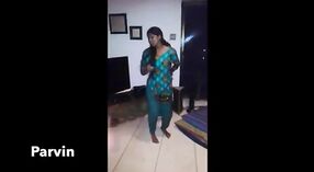 Bombasse indienne sur webcam danse et prend des photos de ses seins 1 minute 20 sec