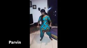 Bombón indio en la webcam baila y toma fotos de sus tetas 2 mín. 00 sec