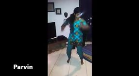 인도의 매력 에 웹캠 춤 과 소요 사진 의 그녀의 가슴 1 최소 00 초