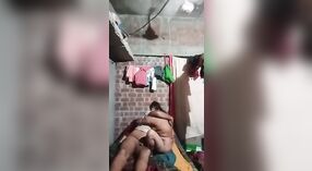 Gorąca scena masturbacji Sasur bahu 9 / min 20 sec