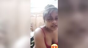 Carino Indiano ragazza prende in giro con il suo corpo sexy 1 min 20 sec