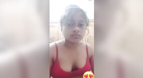 Gadis India yang lucu menggoda dengan tubuh seksinya 1 min 50 sec