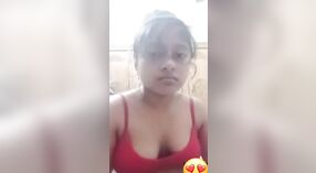 Linda chica india se burla con su cuerpo sexy 1 mín. 50 sec