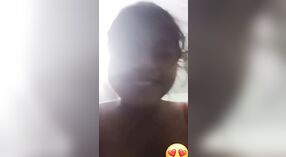 Gadis India yang lucu menggoda dengan tubuh seksinya 2 min 50 sec