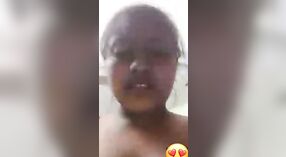 Gadis India yang lucu menggoda dengan tubuh seksinya 3 min 50 sec