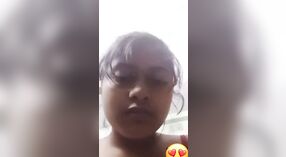 Gadis India yang lucu menggoda dengan tubuh seksinya 5 min 20 sec