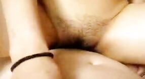 Caldo Asiatico Ragazza Prende su un Difficile Cazzo in Steamy Video 5 min 00 sec