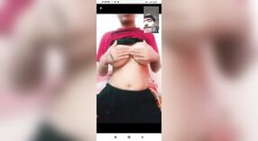 Desi babe hace alarde de su coño y tetas en este video humeante 3 mín. 50 sec