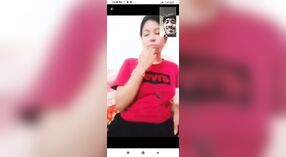 Desi babe hace alarde de su coño y tetas en este video humeante 4 mín. 20 sec