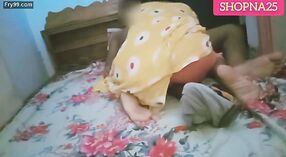 Desi妻子用另一个男人在热气腾腾的视频中欺骗她的丈夫 4 敏 30 sec