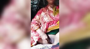 Desi indian babe hace alarde de sus grandes pechos y apretado coño 2 mín. 10 sec