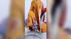 Istri desi memberikan blowjob sensual dalam video desi 0 min 40 sec