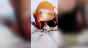 Bojo Desi menehi bukkake sensual ing video desi 1 min 00 sec