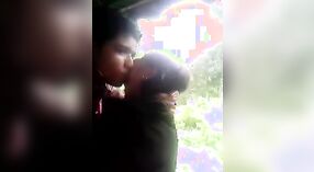 带有可爱胸部的美丽女孩和爱人一起享受 3 敏 10 sec