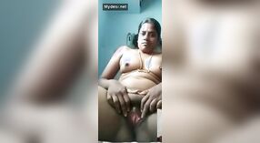 Istri desi dengan vagina cantik di webcam memamerkan asetnya dalam pertunjukan langsung 3 min 00 sec