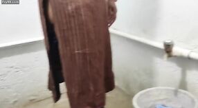 ಹಂಗ್ ಬಾಬಿ ಜೊತೆ ಸ್ನಾನಗೃಹ ವಿನೋದ: ನನಗೆ ಅವಳನ್ನು ವಿರೂಪಗೊಳಿಸಲು ಸಹಾಯ ಮಾಡಿ 1 ನಿಮಿಷ 20 ಸೆಕೆಂಡು