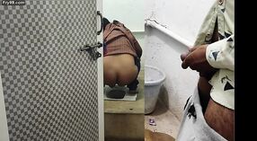 Badezimmerspaß mit einer hängenden Bhabhi: Hilf mir, sie zu verstümmeln 11 min 20 s